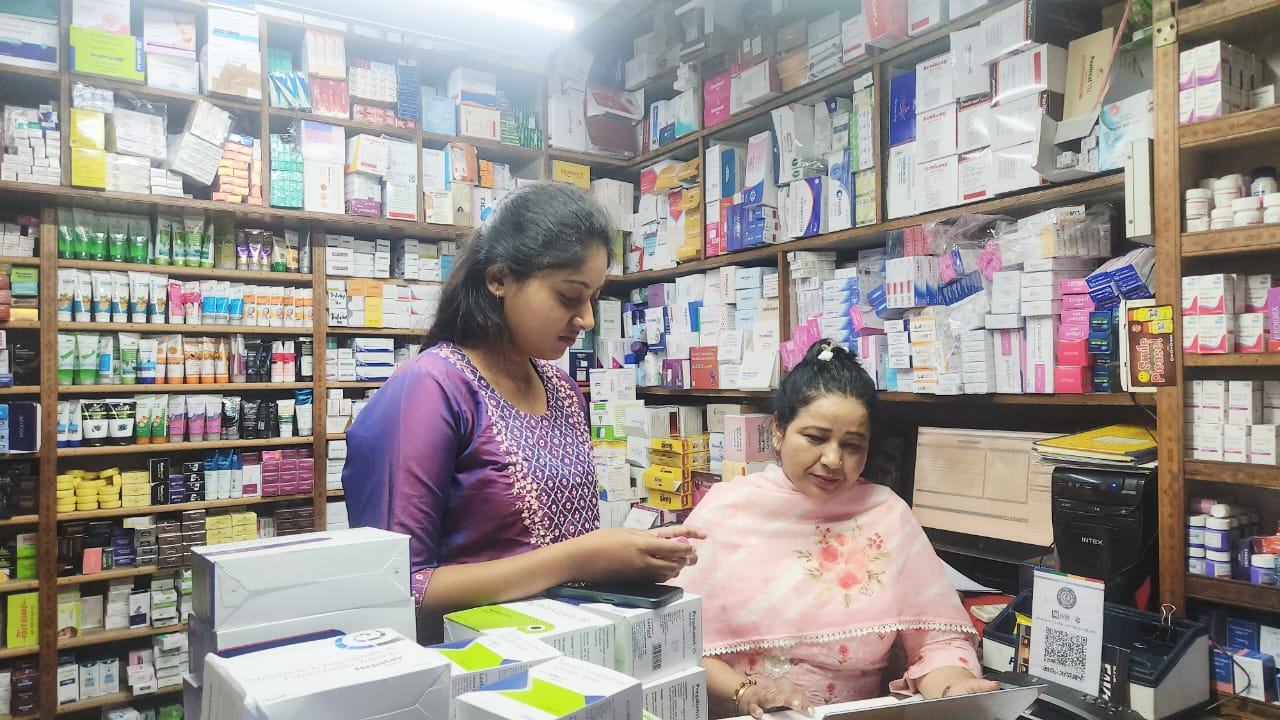 सनत शर्मा :- हरिद्वार के ज्वालापुर में कई मेडिकल स्टोरों पर ड्रग विभाग की छापेमारी, बच्चों को दी जाने वाली खांसी-जुकाम की सिरप सील — 23 नमूने जांच को भेजे गए